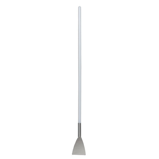 La SPATOLA CON MANICO LUNGO, ACCIAIO INOX, MANICO PA, 1130X100X15 di Haug Bürsten KG è dotata di un'asta bianca e di una lama piatta di forma triangolare in acciaio inossidabile: uno strumento indispensabile per i lavori di cartongesso che garantisce precisione, raffigurato su un sobrio sfondo bianco.