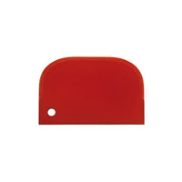 Un petit racloir détecteur de métaux rouge, souple et rectangulaire (150 x 97 mm, PP) de Haug Bürsten KG, avec un bord supérieur arrondi et un petit trou dans le coin inférieur gauche, représenté sur fond blanc.
