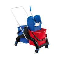 Il CARRELLO DOPPIO CON SPONDA PER MOP ROSSO/BLU di Haug Bürsten KG (630x400x490/690 mm) con manico in metallo e due secchi è lo strumento di pulizia ideale per strizzare facilmente e lavorare in modo efficiente.