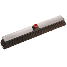 Der IN-UP GROßRAUMBESEN von Haug Bürsten KG verfügt über einen 600x70x60mm großen, rechteckigen Kopf mit weichen, dicht gepackten Rosshaar/Poly-Borsten (70/30) und einem roten Zentralbeschlag, ideal zum effizienten Kehren großer Bodenflächen.