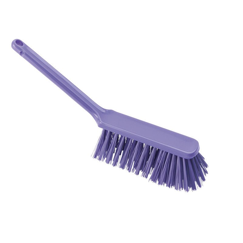 La SPAZZOLA A MANO ø 0,50MM DURA 310x40x45MM di Haug Bürsten KG è uno strumento di pulizia in plastica viola con manico lungo e setole rigide, ideale per lavori pesanti e raffigurato su sfondo bianco.