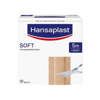 Una confezione di cerotti Hansaplast Soft della Beiersdorf AG, recante la dicitura «per pelli sensibili» in tedesco, delle dimensioni di 5 cm x 4 cm. La confezione è dotata di una forbice per il taglio.