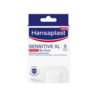 La photo montre une boîte de pansements Hansaplast Sensitive XL, stériles, particulièrement doux pour la peau, fabriqués par Beiersdorf AG, parfaits pour un soin efficace des plaies. La boîte contient 5 pansements de 6 cm x 7 cm. L'emballage met en avant les propriétés douces pour la peau et non collantes du produit, ainsi que sa grande capacité d'absorption.