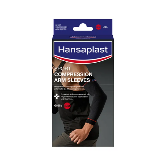 Eine Packung Hansaplast Sport Compression Arm Sleeves der Beiersdorf AG in Größe S/M, abgebildet auf grauem Hintergrund. Die Verpackung zeigt das Bild einer Person, die einen schwarzen Kompressionsstrumpf an einem Arm trägt.