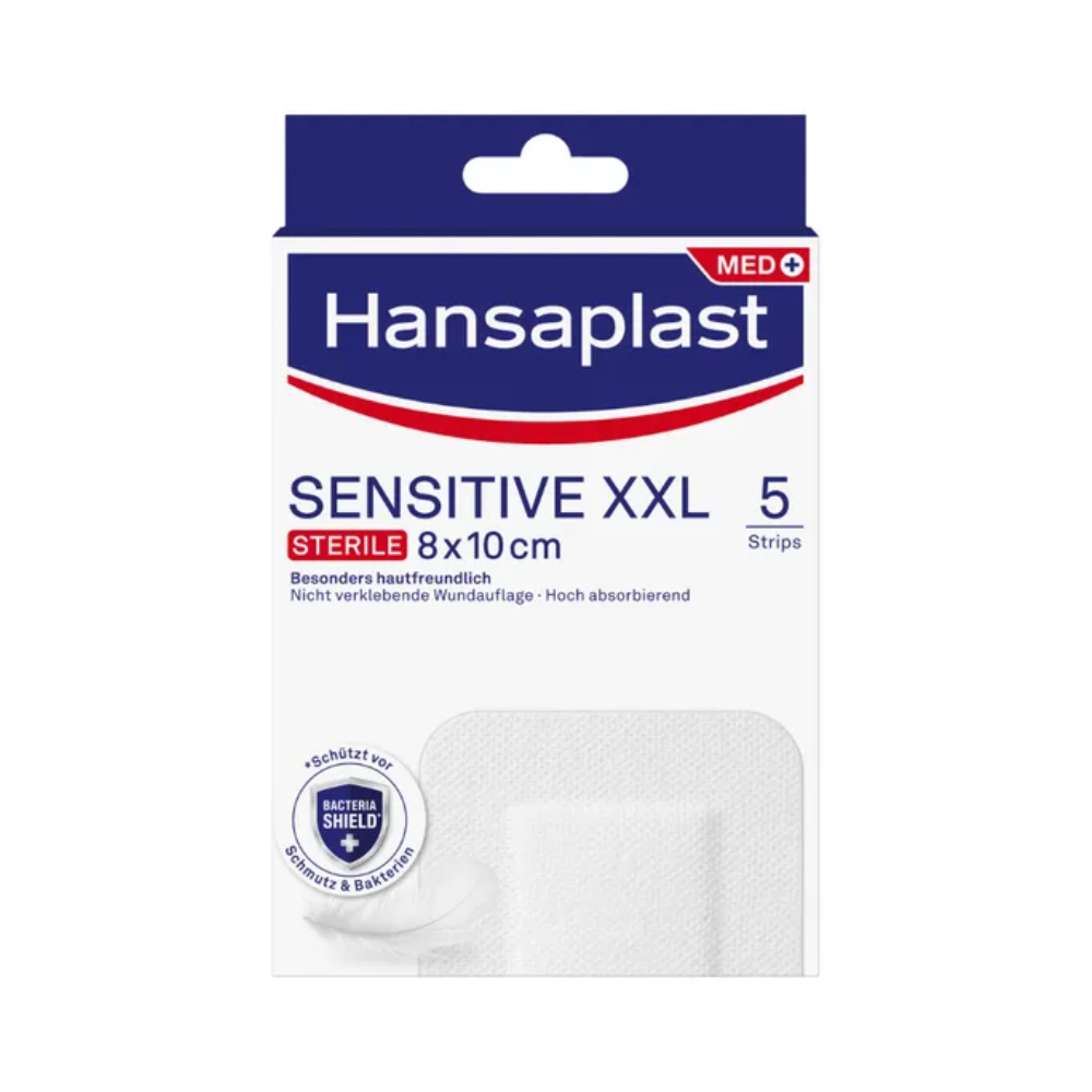 Eine Packung steriler Hansaplast Sensitive XXL-Heftstreifen der Beiersdorf AG mit 5 Streifen à 8 x 10 Zentimetern, deutscher Beschriftung und Schwerpunkt auf hoher Saugfähigkeit und Nichtklebend.