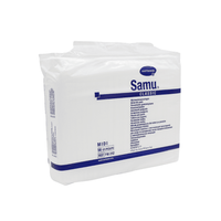 Une boîte blanche de serviettes hygiéniques post-partum Hartmann Samu® Classic Midi, commercialisée par la société Paul Hartmann AG, contient 56 serviettes absorbantes comportant un texte multilingue en bleu et des flocons de cellulose hautement absorbants pour une protection fiable.