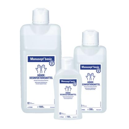 Tre bottiglie di disinfettante per mani Hartmann Manusept® basic a base di etanolo in diverse dimensioni, disposte in ordine decrescente di volume da sinistra a destra. Ogni bottiglia è etichettata in blu e bianco.