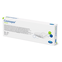 Verpackungsschachtel mit sterilem Silikon-Wundverband Hartmann Cosmopor®, die das Produkt und seine Spezifikationen, einschließlich Größe und Menge, zeigt. Die Schachtel ist überwiegend weiß mit blauen und grünen Akzenten.