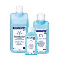 Tre flaconi di gel disinfettante per le mani Hartmann Sterillium® Gel pure in diverse confezioni. Il flacone più grande ha una capacità di 1000 ml, seguito da uno da 475 ml e da quello più piccolo da 100 ml. Marchio: Paul Hartmann AG