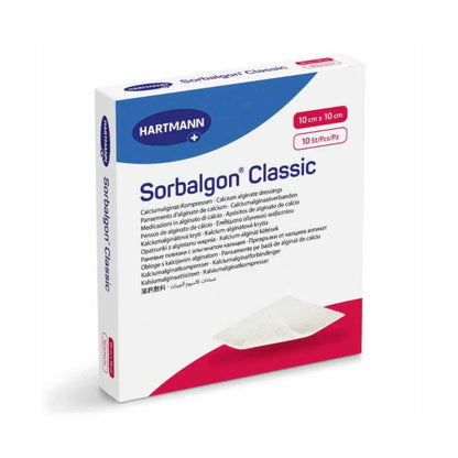 L'image montre un paquet de compresses de calcium-alginate Hartmann Sorbalgon® Classic de la société Paul Hartmann AG. L'emballage principalement blanc avec des éléments bleus et rouges porte l'inscription « Compresses de calcium-alginate » et contient 10 compresses de dimensions 10 cm x 10 cm.