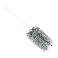 La Haug Bürsten Brosse pour radiateur de la Haug Bürsten La brosse KG, dotée d'un manche blanc et de poils cylindriques denses et gris, est idéale pour nettoyer les bouteilles, les récipients étroits ou les radiateurs à ailettes, et assure une rétention efficace de la poussière.