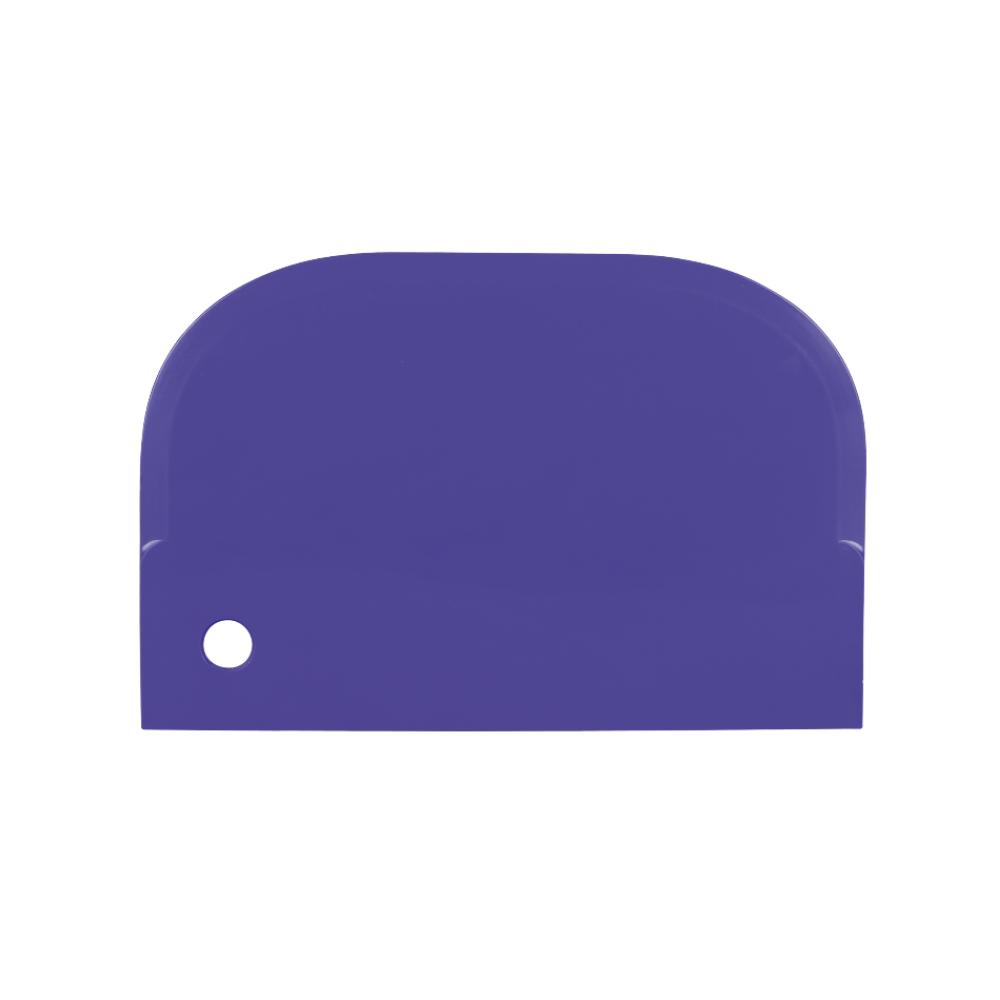 Ein kleiner lila Teigschaber aus Kunststoff von Haug Bürsten KG mit praktischem Loch in der Ecke auf weißem Untergrund. Er eignet sich nicht nur perfekt zum Backen, sondern ist auch lebensmittelecht und eignet sich hervorragend zum Entfernen hartnäckiger Verschmutzungen.