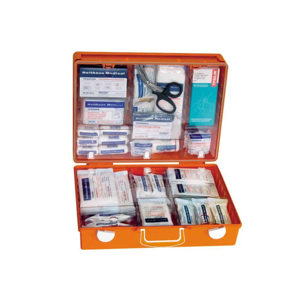 Une trousse de premiers secours Holthaus Medical MULTI de Holthaus Medical GmbH & Co. KG dans une valise orange ouverte contient divers articles médicaux, y compris des bandages, des compresses de gaze, du ruban adhésif, des ciseaux, des gants, des lingettes antiseptiques et des instructions d'utilisation. Cette trousse de premiers secours est divisée en compartiments pour que les articles restent en place.