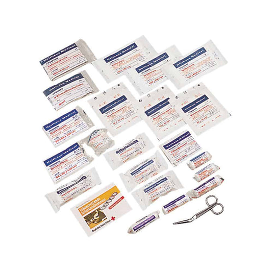 Su una superficie bianca è disposta una selezione di articoli di primo soccorso della Holthaus Medical GmbH & Co. KG, ideale come assortimento di ricambio per le borse di pronto soccorso delle autovetture. L’assortimento di ricambio Holthaus Medical per autoveicoli DIN 13164 | Confezione (41 pezzi) comprende cerotti di varie dimensioni, garze sterili, nastro adesivo, salviettine antisettiche, un paio di forbici e una guida al primo soccorso conforme alla norma DIN 13164.
