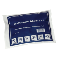 Un emballage bleu et blanc de la société Holthaus Medical GmbH & Co. KG portant la mention « Compresse froide à usage unique 15 x 14 cm » contient une compresse froide à effet immédiat. Orné d’icônes sportives, il est idéal pour le froid et la fraîcheur ; il comporte des textes en allemand et en anglais ainsi qu’un code-barres.