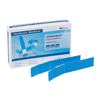 Viene mostrata una confezione di cerotti per le dita Holthaus YPSITECT®, idrorepellenti e rilevabili, prodotti da Holthaus Medical GmbH & Co. KG, sulla quale le informazioni sul prodotto sono ben visibili. La confezione contiene 100 cerotti blu delle dimensioni di 2 cm x 12 cm. Due cerotti singoli sono posizionati sulla parte anteriore per una maggiore visibilità.