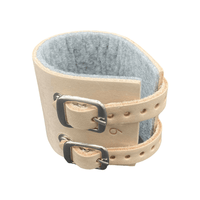 La dragonne Holthaus Ypsimed de Holthaus Medical GmbH & Co. KG est dotée de deux sangles réglables munies de boucles métalliques et est doublée à l'intérieur d'un tissu gris doux pour plus de confort. La manchette de poignet de couleur beige clair comporte en outre plusieurs trous permettant d'ajuster la taille, ce qui en fait l'exemple parfait d'une dragonne en cuir.