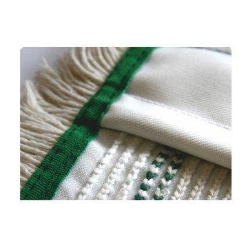 Primo piano del mop Arcora Hospital Quattro di Arcora International GmbH - tessuto bianco con strisce verdi, cuciture elaborate e un bordo sfrangiato, sviluppato per la pulizia professionale nel settore sanitario.