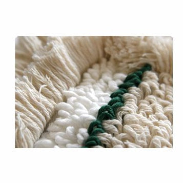 Primo piano del mop Arcora Hospital Quattro di Arcora International GmbH - ideale per pavimenti in ambito sanitario, con struttura tessuta color crema e bianco e una striscia diagonale verde scuro, perfetto per la facile manutenzione nelle strutture mediche.