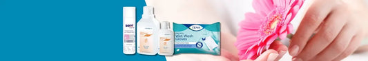 Hautpflege- und Pflegeprodukte für empfindliche Haut mit Seni Care, schülke sensiva und TENA Waschhandschuhen vor sanftem Hintergrund mit Blume.