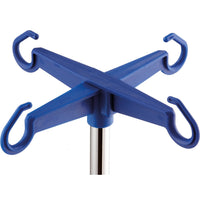 Gros plan sur un support en croix Novocal pour flacons destiné aux potences à perfusion (en plastique, bleu, 4 crochets de sécurité pour flacons, 1 pièce), accessoire destiné aux hôpitaux, solidement fixé à une potence à perfusion métallique robuste.