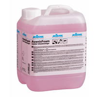 Un contenitore in plastica trasparente con coperchio bianco e manico, riempito di liquido rosa. Sull'etichetta è riportata la dicitura «Kiehl AvenisFoam Detergente schiumogeno per ambienti sanitari» della Johannes Kiehl KG, destinato alla pulizia accurata delle superfici igieniche. Completo di pittogramma e istruzioni.