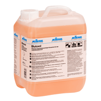 Ein 5-Liter-Behälter aus durchsichtigem Kunststoff von Kiehl Blutoxol Flüssiges Desinfektionsreiniger-Konzentrat von Johannes Kiehl KG, ideal für den Lebensmittelbereich. Die orange-rosafarbene Lösung entfernt Bakterien effektiv; Infos und Anleitung auf dem Etikett.