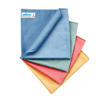 Quatre chiffons en microfibre Kiehl Fine (40 x 35 cm, 300 g/m²) de la société Johannes Kiehl KG, conditionnés en vrac et de couleur bleue, verte, rouge et jaune, sont disposés en éventail ; le chiffon bleu se trouve sur le dessus et porte une étiquette d'angle blanche avec le logo.
