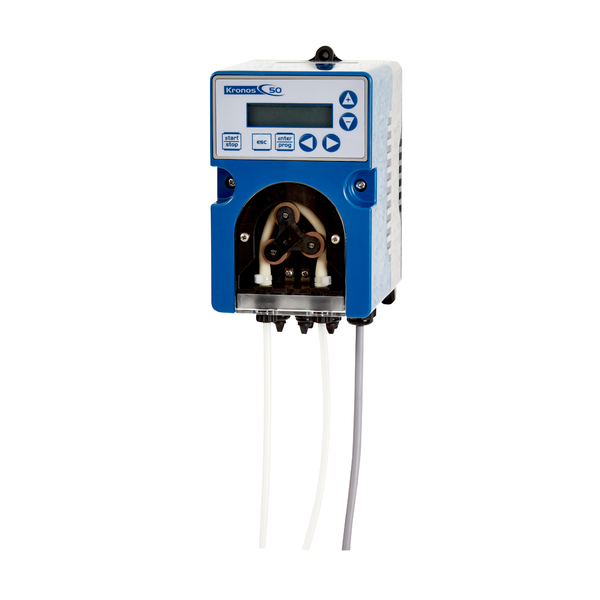 Eine blau-weiße Kiehl ARCANDIS-Kronos R Schlauchpumpe mit Leitwertsteuerung für Reiniger von Johannes Kiehl KG, mit Digitalanzeige, Tasten und drei angeschlossenen Schläuchen, auf weißem Hintergrund montiert.