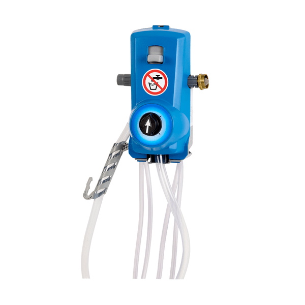 Il Kiehl DosiJet-Select 4P-16L di Johannes Kiehl KG è un dispositivo multidose blu per montaggio a parete, con tubi bianchi, quadrante nero, raccordo in ottone, gancio sinistro e avviso rosso "Non bere"; Portata massima: 16 L/min.