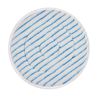 Das Kiehl Microfaserpad der Johannes Kiehl KG ist ein rundes, weißes Reinigungspad mit blauen Diagonalstreifen und Spiralmuster, abgeschlossen mit einem dünnen weißen Rand - ideal für die professionelle Reinigung, abgebildet auf einem schlichten weißen Untergrund.