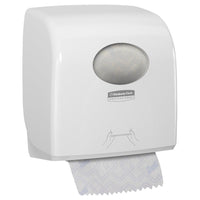 Il distributore di asciugamani in rotolo Aquarius™ Slimroll™ di Kimberly-Clark GmbH è un distributore bianco, da fissare a parete, dotato di una finestrella per la visualizzazione degli asciugamani di carta, di un asciugamano che sporge dalla base e di istruzioni illustrate per l’estrazione.
