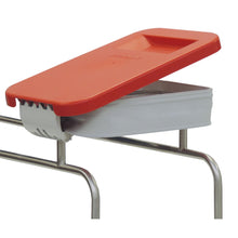 Ein Novocal Kunststoffdeckel | 1 Stück, ein rechteckiger weißer Kunststoffbehälter mit rotem Scharnierdeckel, ist waagerecht auf einem Metallrahmen montiert. Der Deckel ist an einem Ende teilweise geöffnet. Marke: Novocal.