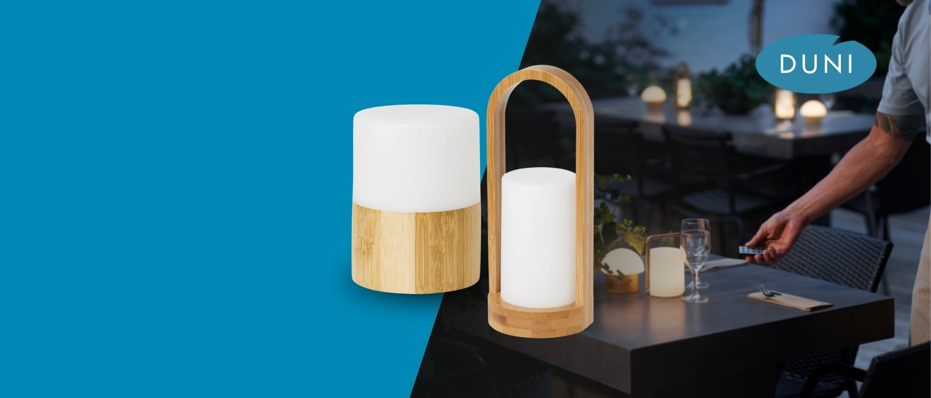 Banner mit zwei kabellosen DUNI-Tischleuchten in Weiß und Holzoptik vor einer stimmungsvoll beleuchteten Außengastronomie; rechts ist der Arm einer Person mit Fernbedienung zu sehen, oben rechts das DUNI-Logo.