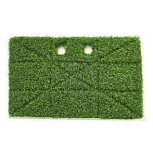 Il prodotto Numatic International GmbH Grasspad 390x230 mm | 1 pezzo è un tappetino rettangolare in erba sintetica con una superficie resistente e compatta e due fori rotondi sulla parte superiore, raffigurato su uno sfondo bianco.