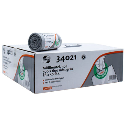 Una scatola di sacchetti per rifiuti grigi DEISS First Plus Pcr, su cui è raffigurato un rotolo, ha le dimensioni di 30 litri e 500 x 600 mm. Contiene 36 rotoli con 50 sacchetti ciascuno. La scatola è dotata dei loghi del marchio EMIL DEISS KG (GmbH + Co.) e di un simbolo "Easy Open" che indica una composizione del 40% di materiale riciclato post-consumo, rappresentando così una scelta a impatto climatico neutro.