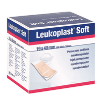 Boîte de pansements pour injections Leukoplast Soft Strips, dimensions 19 x 40 mm, contenant 100 pansements. Ces pansements pour injections, respectueux de la peau et sans latex, sont fabriqués par la société BSN Medical GmbH et sont présentés dans un emballage multilingue orné d'une illustration représentant un pansement.
