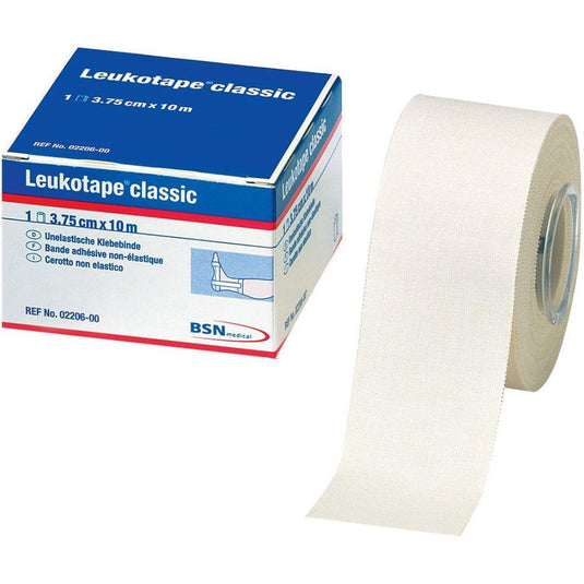 Un rotolo di Leukotape Sport Tape Classic (3,75 cm x 10 m, bianco) della BSN Medical GmbH, destinato al trattamento degli infortuni sportivi, è parzialmente srotolato; sulla confezione sono indicati il nome del prodotto, le dimensioni e la marca.