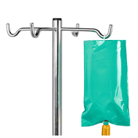 Dargestellt ist ein Infusionsständer aus Metall mit mehreren Haken, von denen einer eine teilweise sichtbare B. Braun Lichtschutzhülle für Ecoflac® plus Green Bag hält. Die Fassung ist schlicht weiß, ideal für die medizinische Versorgung mit lichtempfindlichen Lösungen.