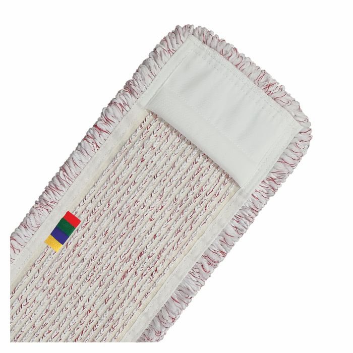 Un gros plan de la housse en microfibre rouge Arcora Medical de Arcora International GmbH montre des fibres blanches et rouges, un bord en tissu blanc hygiénique et une étiquette avec des rayures rouges, vertes, bleues et jaunes sur un côté.