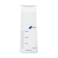 Un gobelet gradué transparent en polyéthylène, muni de repères de mesure bleus et du logo bleu « Meditrade GmbH », indiquant des volumes allant de 500 ml à 1 500 ml.