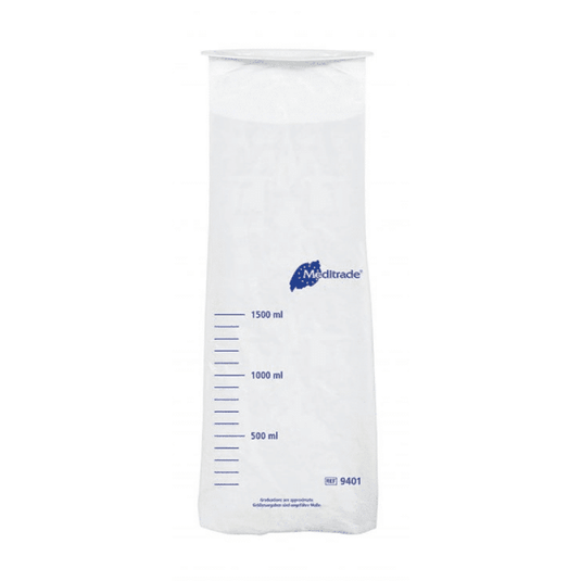 Ein durchsichtiges, graduiertes Kunststoffmaß aus Polyethylen mit blauen Messmarkierungen und blauem „Meditrade GmbH“-Logo, das Volumenkapazitäten von 500 ml bis 1500 ml anzeigt.