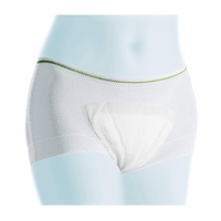 Un boxer Meditrade Light blanc et respirant, doté d'une ceinture élastique bordée de vert, présenté sur un mannequin de vitrine devant un fond bleu discret.