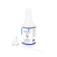 Eine Flasche „Meditrade Medizid® Alpha+ Flächendesinfektion“ mit weißem Etikett, auf dem Produktdetails und ein Barcode zu sehen sind. Auf der Flasche liegt ein Verschluss und eine zusätzliche Sprühdüse.