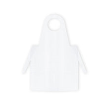 Auf grauem Untergrund ist eine blaue Meditrade PE-Einmalschürze der Meditrade GmbH abgebildet. Sie verfügt über einen kreisrunden Halsausschnitt und lange Seitenbänder zum Binden in der Taille und erfüllt damit wesentliche Hygieneanforderungen.