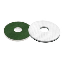 Nella foto sono raffigurati due tappetini rotondi: un tappetino rotondo in melamina Arcora, pressato a compressione con un’impronta verde e un motivo strutturato a griglia; entrambi presentano un foro centrale rotondo. Marchio: Arcora International GmbH.
