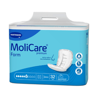 Une boîte de 32 couches pour adultes Hartmann MoliCare® Premium Form de la société Paul Hartmann AG, portant des symboles indiquant la neutralisation des odeurs et le respect de la peau. La boîte est bleue et blanche et est dotée d'une poignée de transport.