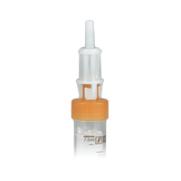 Gros plan sur le dispositif médical en plastique « Sarstedt Multi-Adapter » pour S-Monovette®, doté d'un boîtier transparent et d'un mécanisme de fermeture orange. Ce dispositif est muni, dans sa partie supérieure, d'un embout gradué indiquant une capacité de 7,5 ml et est compatible avec le système Luer pour des raccordements sécurisés.