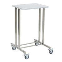Il carrello modulare Modula 1 di Novocal è dotato di un telaio robusto, quattro ruote piroettanti da Ø75 mm (2 con freno) e un piano rettangolare bianco, che lo rendono una soluzione di trasporto versatile per qualsiasi ambiente di lavoro. Marca: Novocal.