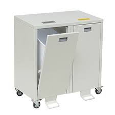 Le meuble de recyclage Novocal Série 3000 à double collecteur est un conteneur à déchets blanc, mobile, en acier avec deux portes avant (dont l'une partiellement ouverte) pour le tri des déchets, chacune équipée d'une poignée et d'une petite étiquette rectangulaire.